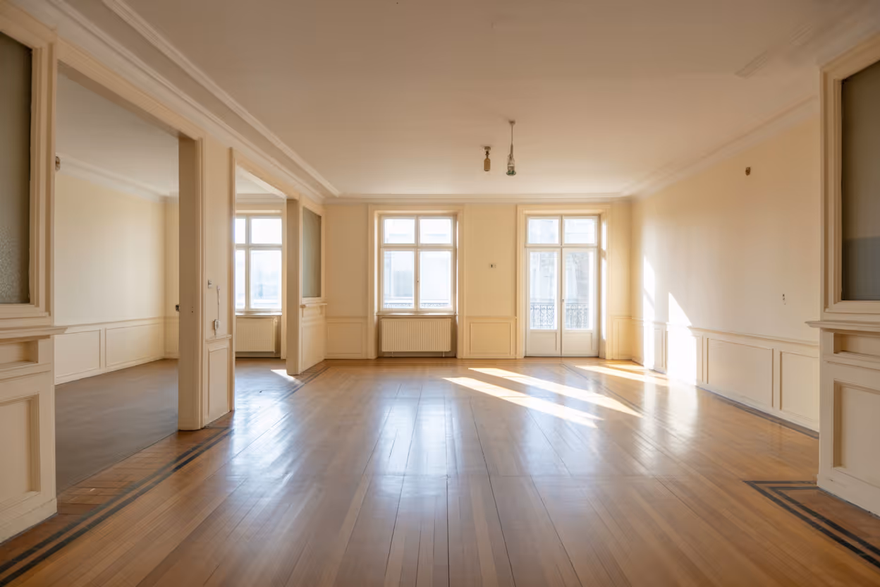 helles leeres zimmer mit holzboden nach einer haushaltsaufl sung gro en fenstern